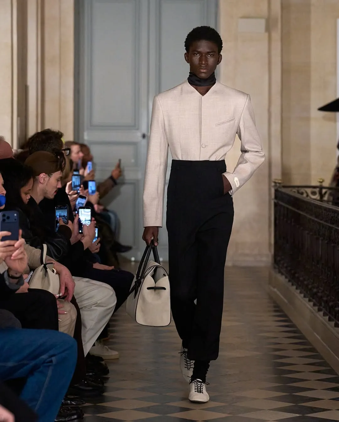 Jacquemus Centers Art-Historical Prestige Through Le Palmier Show Assets - Image 2
