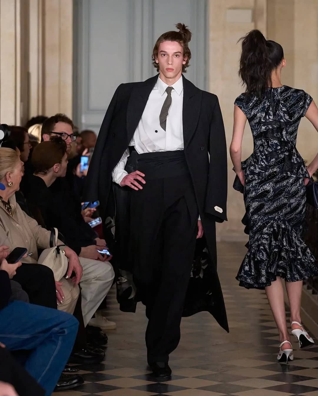 Jacquemus Centers Art-Historical Prestige Through Le Palmier Show Assets - Image 11