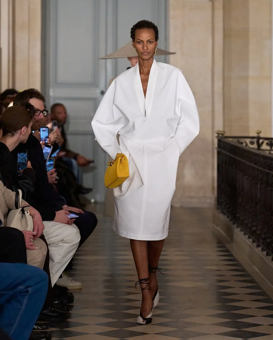 Jacquemus Centers Art-Historical Prestige Through Le Palmier Show Assets - Image 5