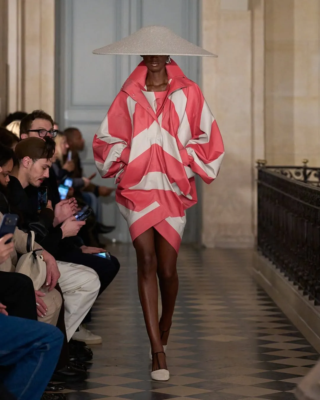 Jacquemus Centers Art-Historical Prestige Through Le Palmier Show Assets - Image 6