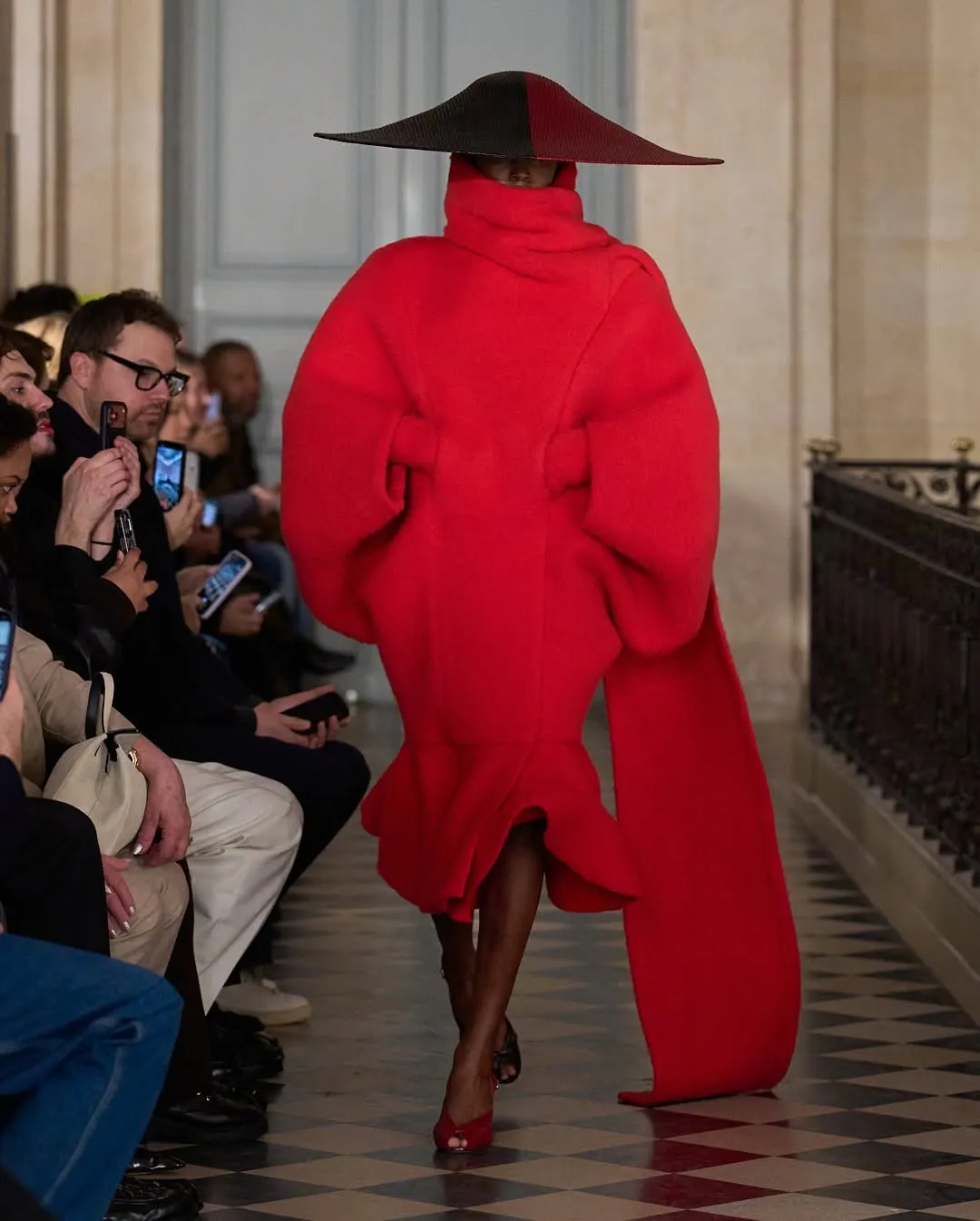 Jacquemus Centers Art-Historical Prestige Through Le Palmier Show Assets - Image 9